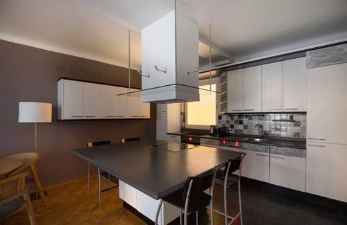 Oberdobling Apartment | Bright 2BR Döbling Apartment with Elevator & Full Amenities