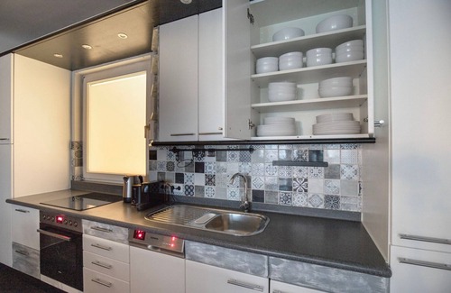 Oberdobling Apartment | Bright 2BR Döbling Apartment with Elevator & Full Amenities