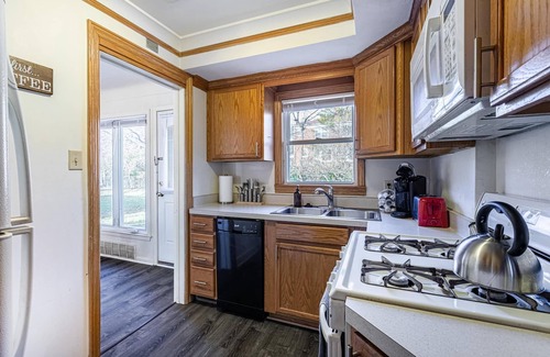 Dicken House | Inviting 2BR Retreat with Kitchen & Family-Friendly Vibe