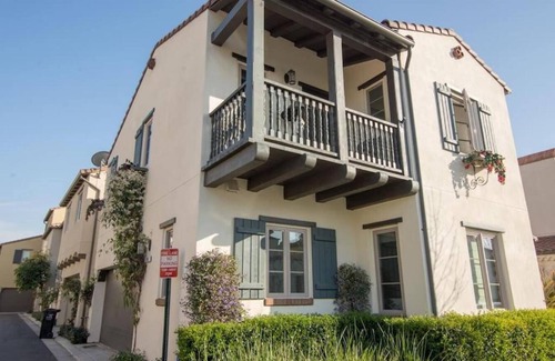 Newhall House | Immaculate Private Room with Pool & Breakfast Near Transit