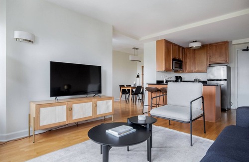 Gold Coast Apartment | Inviting Gold Coast 1BR with Doorman & Gym near Beach