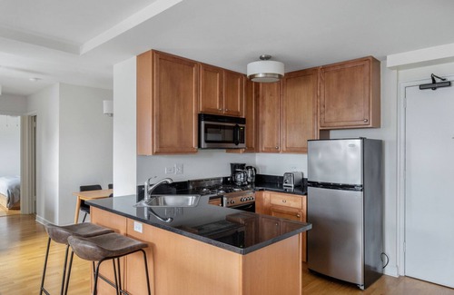 Gold Coast Apartment | Inviting Gold Coast 1BR with Doorman & Gym near Beach