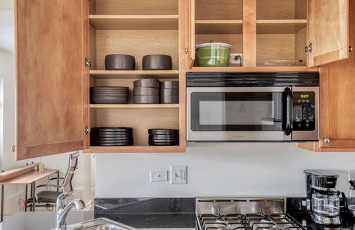 Gold Coast Apartment | Inviting Gold Coast 1BR with Doorman & Gym near Beach