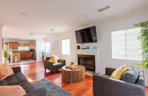 Reseda House | Modern Los Angeles Home with Pool and Fast Wifi Access