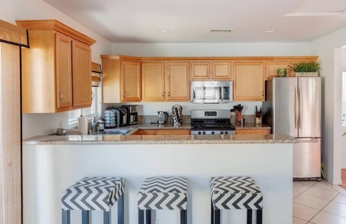 Reseda House | Modern Los Angeles Home with Pool and Fast Wifi Access
