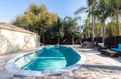 Reseda House | Modern Los Angeles Home with Pool and Fast Wifi Access