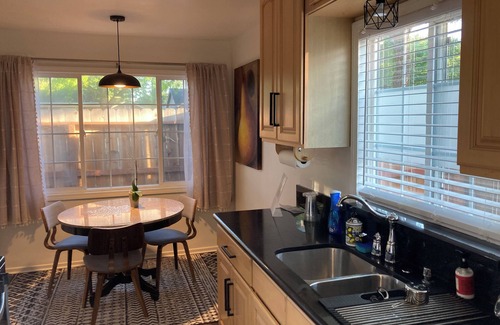 Modesto House | Guest Rated 10/10: Comfortable Beds & Backyard Oasis