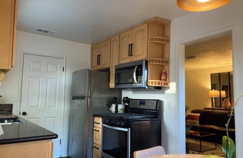 Modesto House | Guest Rated 10/10: Comfortable Beds & Backyard Oasis