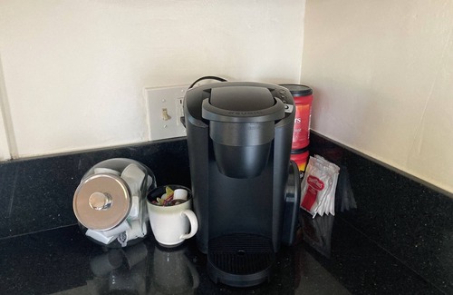 Modesto House | Guest Rated 10/10: Comfortable Beds & Backyard Oasis