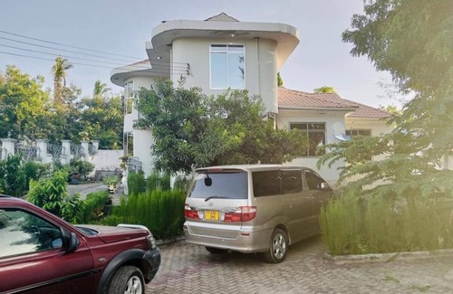 Dar es Salaam House | Elegant Oceanfront Home with 3 Bedrooms and Free Parking