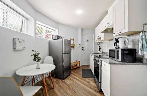 Burnaby House | Clean & Modern 1 Bedroom Suite
