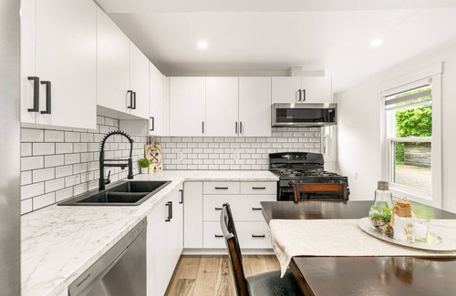 Moncton Apartment | Clean & Modern 1BR | 4 Guests | Parking & Wi-Fi