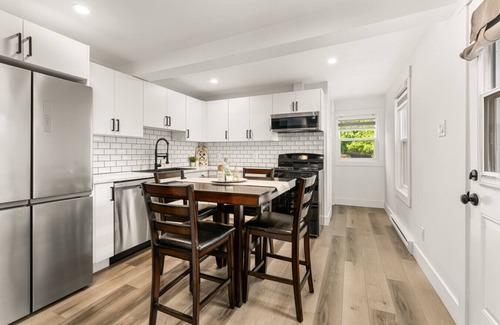 Moncton Apartment | Clean & Modern 1BR | 4 Guests | Parking & Wi-Fi