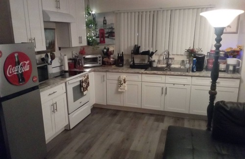 Tower District Apartment | Clean Modern Apartment in Tower District Walk to Nightlife Host On-Site