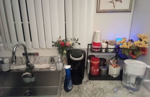 Tower District Apartment | Clean Modern Apartment in Tower District Walk to Nightlife Host On-Site