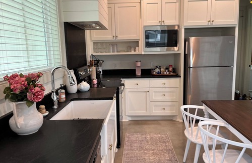 New Ulm Cottage | Clean, Modern Cottage close to the Vine & Round Top. The perfect country retreat