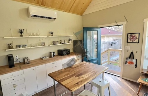 Hyde Park House | Modern Guesthouse in Central Austin - Rated 10/10