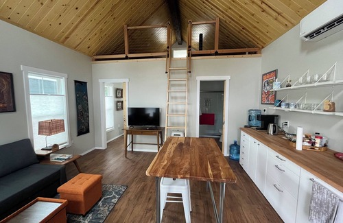 Hyde Park House | Modern Guesthouse in Central Austin - Rated 10/10