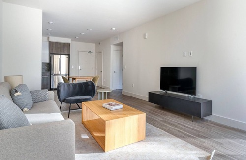 Mountain View Apartment | Modern Mountain View 1BR with Pool, Spa & Gym Amenities