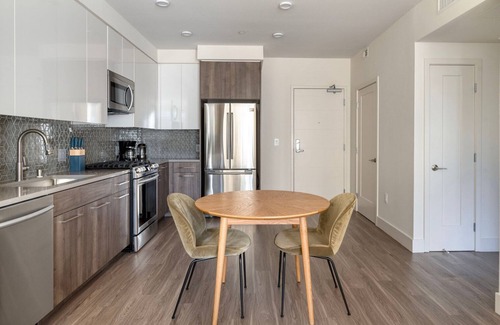 Mountain View Apartment | Modern Mountain View 1BR with Pool, Spa & Gym Amenities