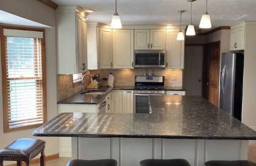 Granger House | Immaculate 4-Bedroom Retreat with Spa & Hot Tub in Granger