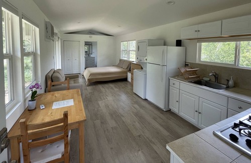 Driftwood Cottage | Clean Quiet Comfortable Romantic Getaway / Retreat in the Texas Hill Country.