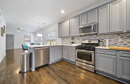 Washington Park House | Freshly Renovated Hotel with Pool and Breakfast Awaiting You