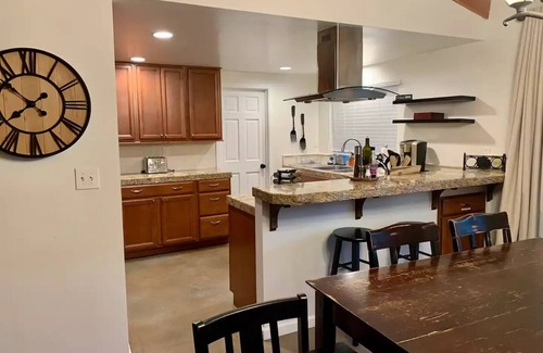 Thousand Oaks House | Peaceful Home in Toronto with Family-Friendly Amenities