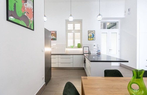Belso-Ferencvaros Apartment | Immaculate Apartment with Balcony Overlooking Church Square