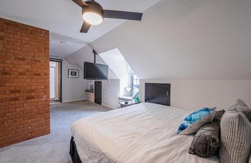Reisterstown House | Modern Farmhouse Retreat: Pet & Child Friendly Amenities