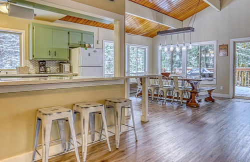Rhododendron House | Cozy Clear Creek Mt. Hood Retreat with Breathtaking Views