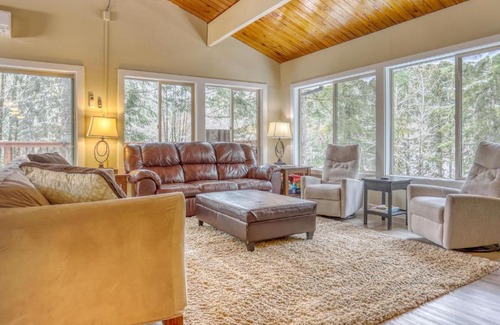 Rhododendron House | Inviting Clear Creek Mt Hood Retreat: Pet-Friendly Getaway