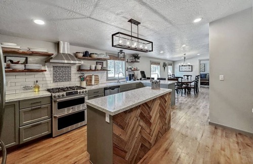 Cascade Apartment | Ideal Modern Cabin with Pool Near Clear Creek Station