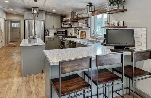 Cascade Apartment | Ideal Modern Cabin with Pool Near Clear Creek Station
