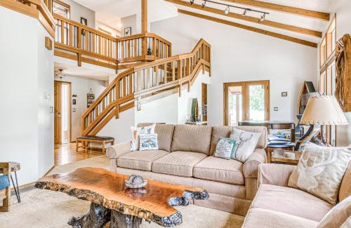 Rhododendron House | Ideal Getaway at Clear Creek Retreat with Hot Tub Access
