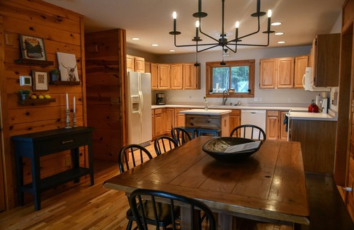 Tomahawk Cabin | Lakefront Cabin with Hot Tub & Beach near Tomahawk