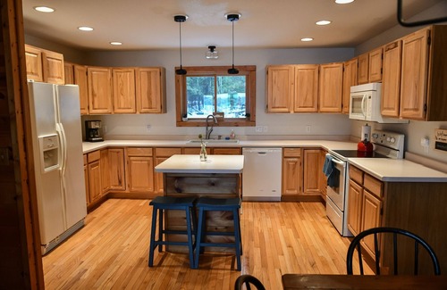 Tomahawk Cabin | Lakefront Cabin with Hot Tub & Beach near Tomahawk