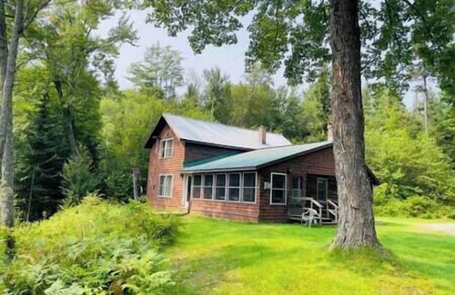 Wolcott House | Serene Escape at Clear Pond Cottage - 30 Acres of Tranquility