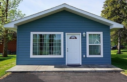 Bemidji Cabin | Idyllic Clear Vue Resort Cabin with Oceanfront Views