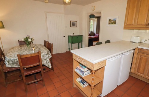 Llanarthney Cottage | CLEARBROOK LODGE, pet friendly, with open fire in Llanarthney