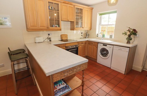 Llanarthney Cottage | CLEARBROOK LODGE, pet friendly, with open fire in Llanarthney