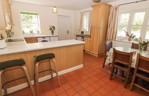 Llanarthney Cottage | CLEARBROOK LODGE, pet friendly, with open fire in Llanarthney