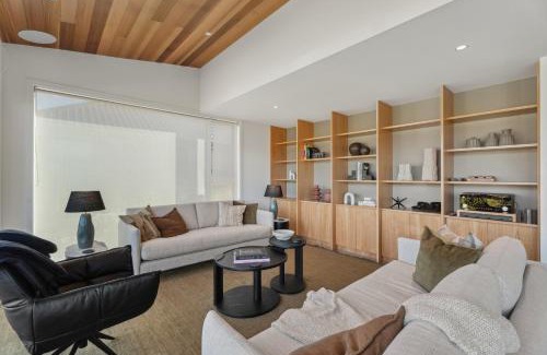 Wanaka House | Family-Friendly Clearview Vista - Wanaka Holiday Home Awaits