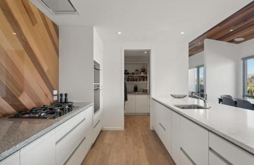 Wanaka House | Family-Friendly Clearview Vista - Wanaka Holiday Home Awaits