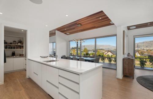 Wanaka House | Family-Friendly Clearview Vista - Wanaka Holiday Home Awaits