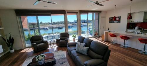 Mildura Villa | Experience Clearview Waters: 4-Star Retreat with Spa & Views