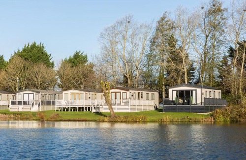 South Cerney House | Experience Clearwater: 4-Star Stay with Pool & Family Fun