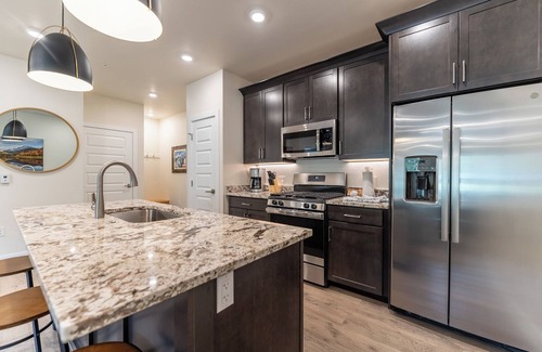 Lakeside Village Apartment | Clearwater Lofts #102: Family-Friendly Retreat with Kitchen