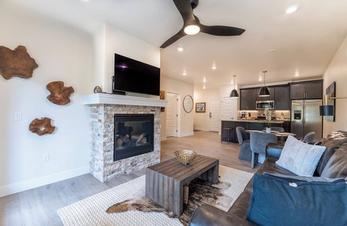 Lakeside Village Apartment | Clearwater Lofts #102: Family-Friendly Retreat with Kitchen