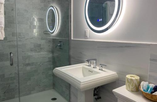 Ocean Beach Hotel | Oceanview Clegg's Hotel: Family-Friendly with Restaurant